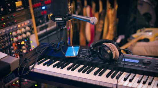 caught-in-joy-PukZSAi_K5o-unsplash