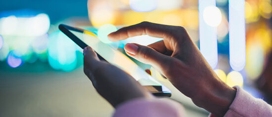 Woman_holding_smartphone_S_0814_tle